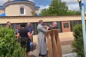 Поп сорвал крест с настоятеля и пытался использовать свой крест как орудие для побоев