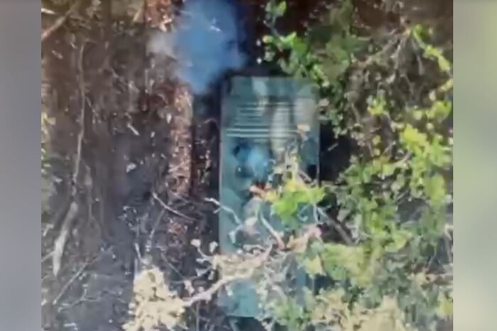 Десантники скинули вибухівку просто в люк ворожої машини (відео)