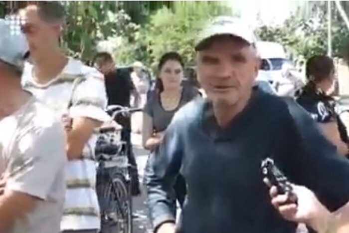 На Чернігівщині чоловік похвалив Лукашенка і отримав відсіч від односельців (відео)