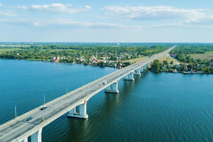 В Херсоне оккупанты похитили теплоход для переправы возле разрушенного моста