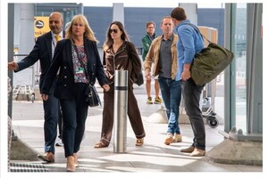 Анджелина Джоли замечена в аэропопорту в мужской пижаме и шлепках