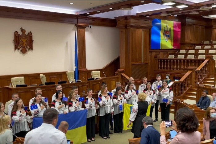 Молдовський парламент завершив сесію гімном України (відео)