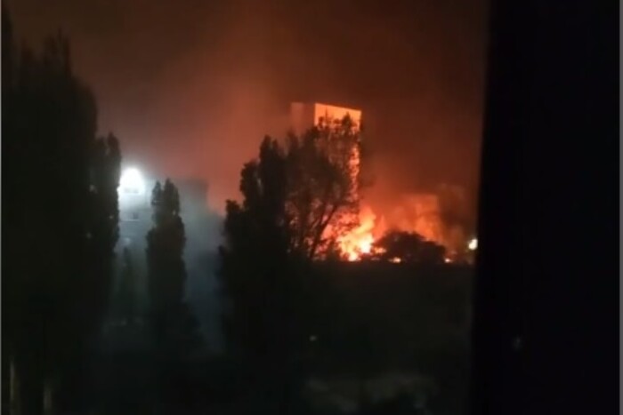 У центрі Енергодара вибухи: ракети влучили в готель рашистів (відео)