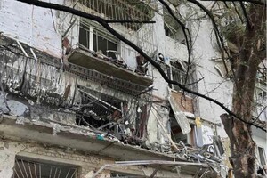 Багатоповерхівки після нічного удару сильно пошкоджені