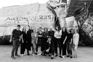 Творчий колектив, що брав участь у зйомках, сфотографувався на фоні «Мрії»