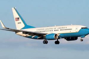 Літак Ненсі Пелосі зник з радара Flightradar 24 після приземлення на Гаваях