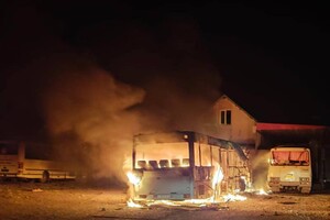 Через обстріли на місцевому автопідприємстві згоріли два автобуси, до десяти – пошкоджені