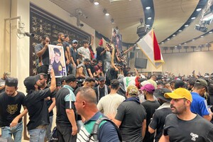 Демонстранти вдруге за тиждень взяли штурмом урядову «зелену зону» і прорвалися будівлю парламенту країни