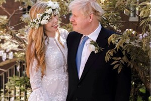 Журналисты узнали подробности пышной свадьбы Джонсона: стиль кантри и платье за $30