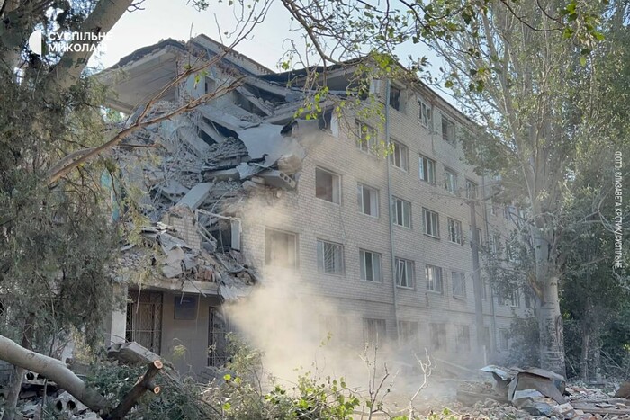 Нічний обстріл Миколаєва: окупанти били по гуртожитку та житлових будинках (фото)