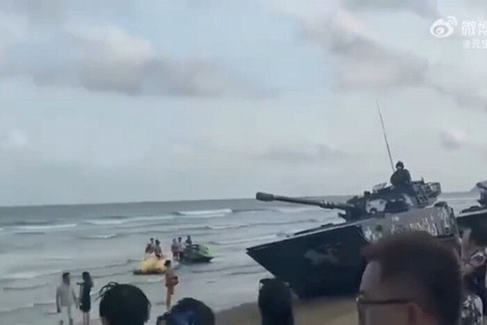 Китай вивів танки на пляжі навпроти Тайваню (відео) 