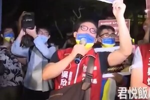 На Тайвані Ненсі Пелосі зустріли люди у синьо-жовтих масках (фото,відео)