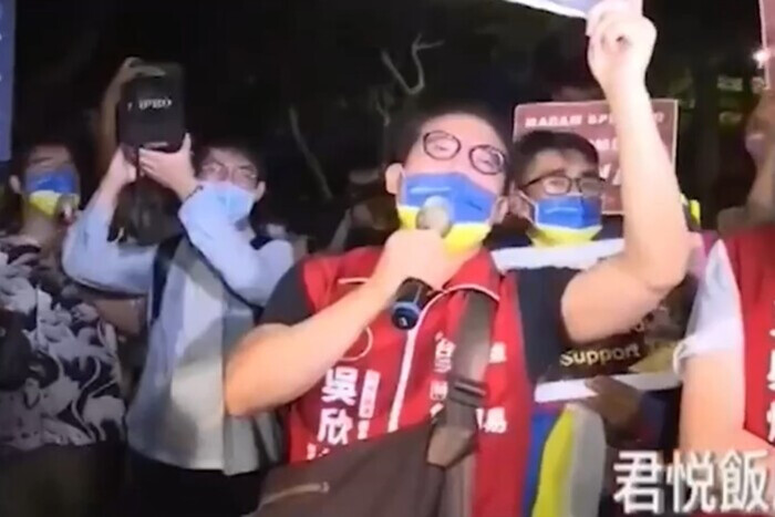 На Тайване Нэнси Пелоси встретили люди в сине-желтых масках (видео)