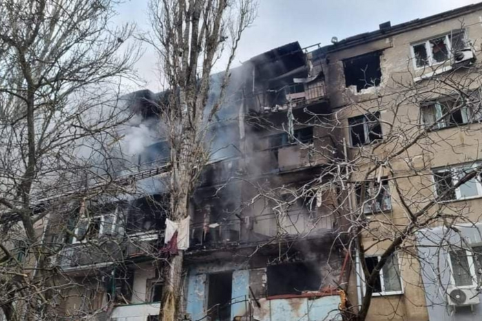 У Миколаєві пролунали вибухи та спалахнула пожежа