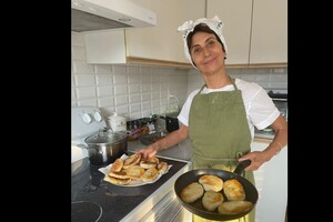 Дочка Чапкиса показала, как готовит украинское блюдо