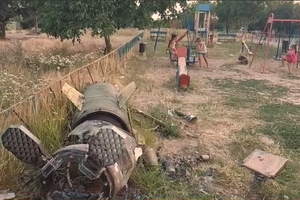 У Маріуполі діти граються на дитячих майданчиках, де і досі лежать російські ракети (відео)