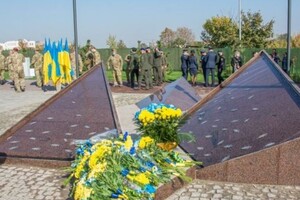 Рашисти знищують меморіал українським захисникам у Маріуполі (фото)