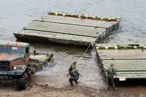 Окупанти звели дві понтонні переправи під Херсоном: супутникові знімки