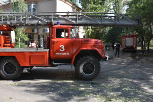 Рятувальники ліквідовують пожежу, що виникла внаслідок обстрілу