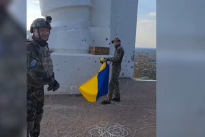 Наши защитники подняли украинский флаг над самой высокой точкой Святогорска (видео)