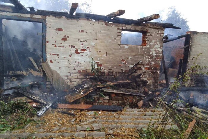 Вороги вкрили мінометним вогнем Сумщину: горіли приватні будинки (фото)