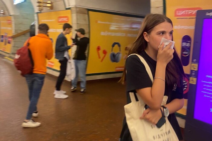 У Києві на станції метро невідомі розпилили газ (фото) 