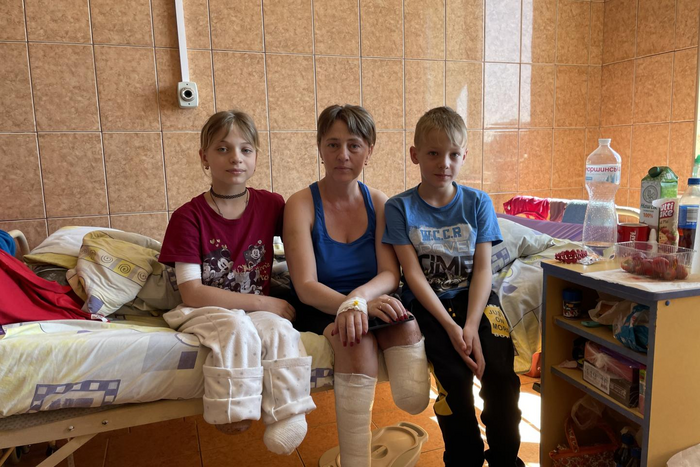 Пробують робити перші кроки: мама і донька, які постраждали у Краматорську, проходять реабілітацію
