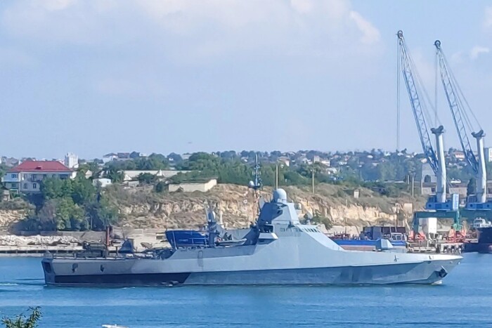 У Севастополь прибув підбитий корабель РФ (фото) 