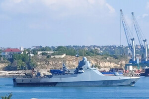 В Севастополь прибыл подбитый корабль РФ (фото)