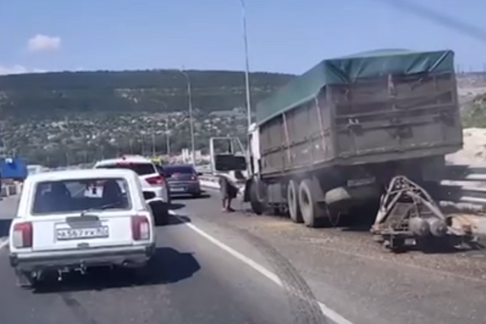 У Севастополі розбилася вантажівка із краденим українським зерном (відео)