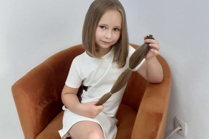 На Буковині школярка відрізала волосся, щоб допомогти ЗСУ