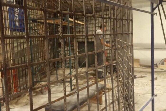 Оккупанты в Мариуполе монтируют клетки: планируют самосуд над украинскими защитниками