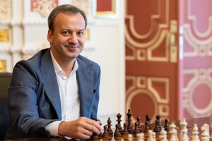 Чинний президент Міжнародної федерацій шахів росіянин Аркадій Дворкович переміг на чергових виборах, обійшовши представника України