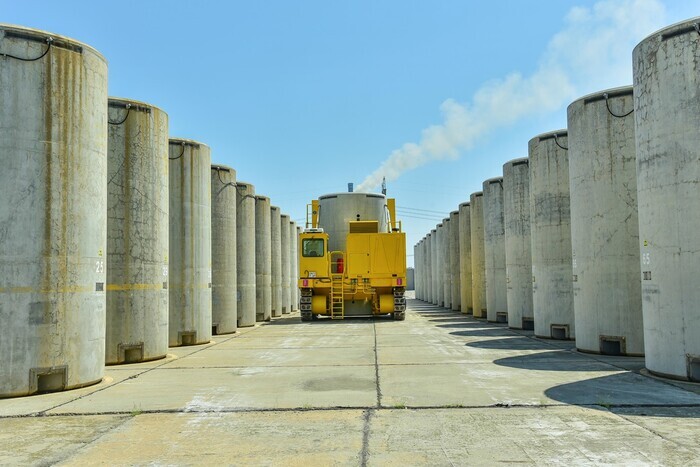 Мишенью для рашистских обстрелов стали контейнеры с отработанным ядерным топливом на Запорожской АЭС. К счастью, на этот раз обошлось