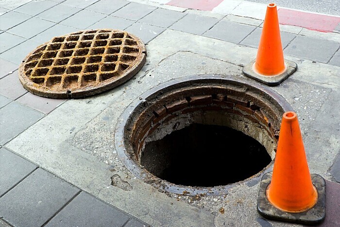 В Москве рабочих смыло в канализацию