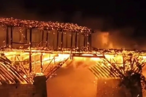 У Китаї згорів 900-річний дерев'яний міст (відео)