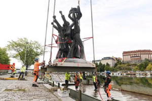 Влада Гельсінкі демонтувала подарований СРСР пам’ятник «Мир у всьому світі»