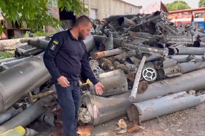 Обстріли Харкова: рятувальники показали залишки від ракет окупантів (відео)