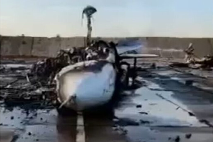 Спалений літак та пошкоджені будинки: з'явилося відео наслідків вибухів у Криму
