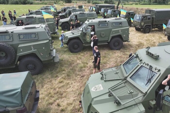Волонтери і Порошенко урочисто відправили бронемашини на фронт (фото)