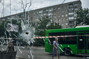 Ворожий удар по зупинці у Миколаєві: кількість жертв зросла до восьми