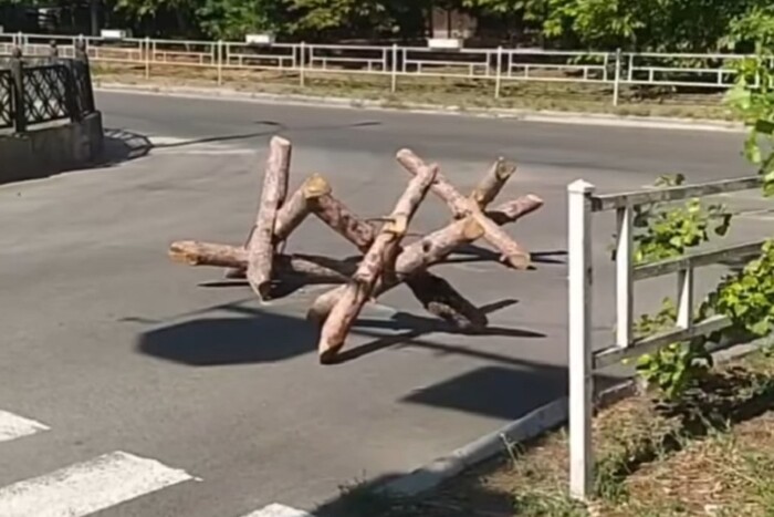 Окупанти у Херсоні ставлять на дорогах дерев'яні протитанкові їжаки (відео)