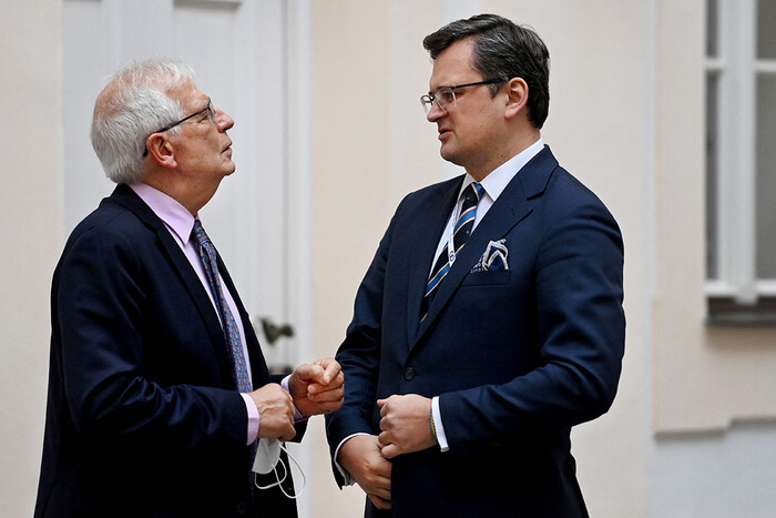 Кулеба та Боррель узгодили нові санкції проти РФ і постачання зброї в Україну