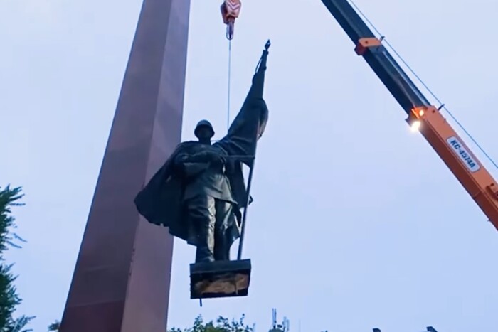 Влада Чернівців демонтувала радянський пам'ятник із центру міста (відео)