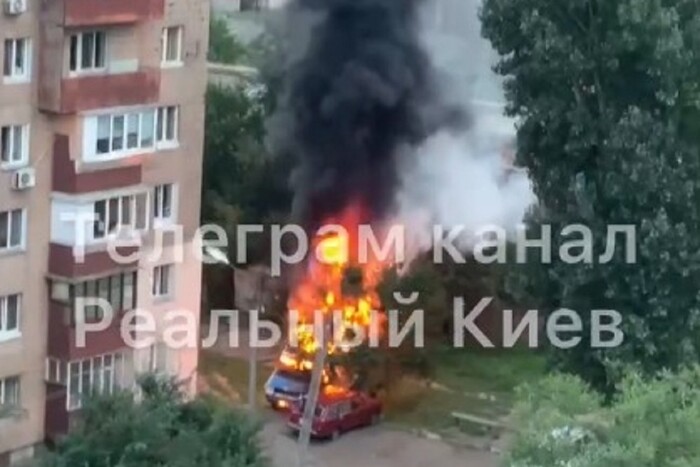 У Києві на парковці спалахнула автівка (фото, відео)  