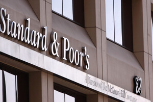 Агентства S&P і Fitch знизили рейтинг України в іноземній валюті