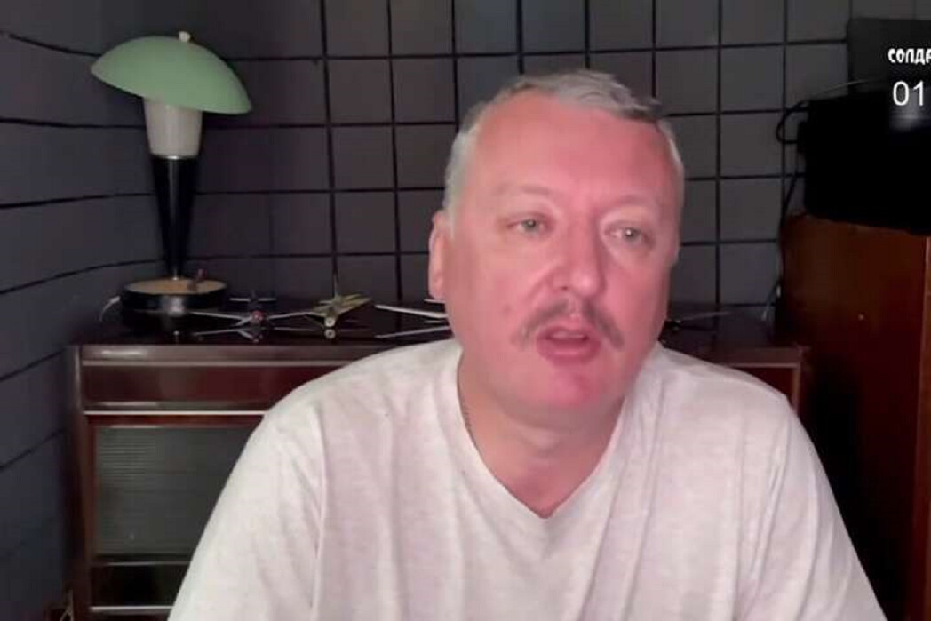 Терорист Гіркін запропонував перефарбувати Кремль у жовто-синій колір