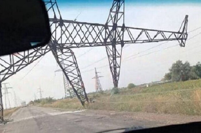 Окупанти шукають, хто повалив електростовпи, що ведуть від ЗАЕС до Криму