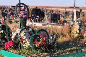 У Росії батьки окупанта похоронили чуже тіло, щоб отримати «гробові» (відео)