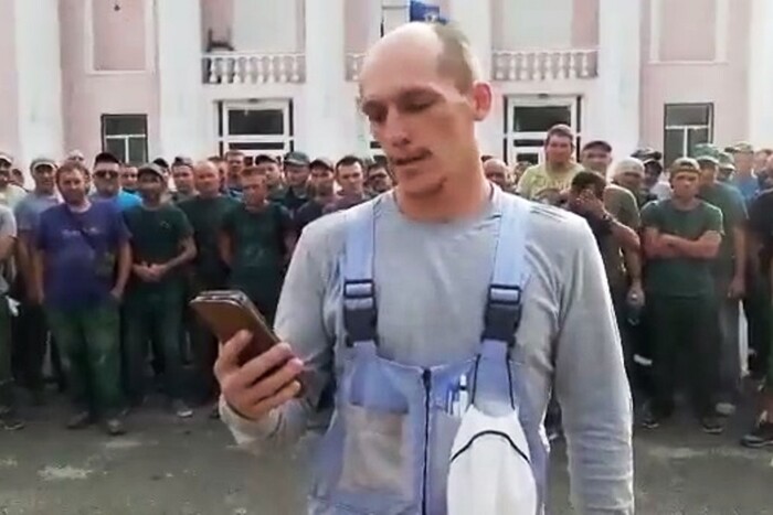 Росіяни, які приїхали «відновлювати» Щастя, не отримали грошей за роботу (відео)